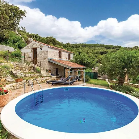 2 Bedroom Awesome Home In Supetarska Draga Holiday home *