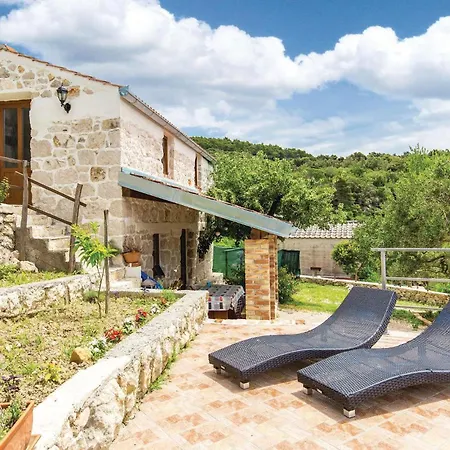 2 Bedroom Awesome Home In Supetarska Draga Holiday home Supetarska Draga