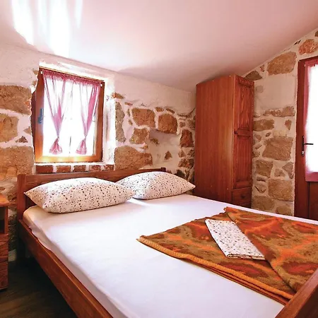 2 Bedroom Awesome Home In Supetarska Draga