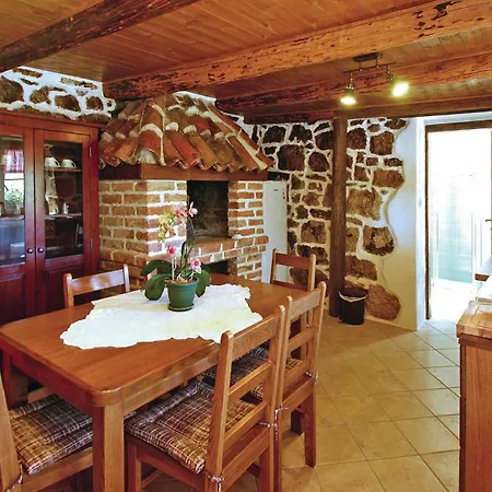 2 Bedroom Awesome Home In Supetarska Draga Supetarska Draga