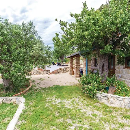 2 Bedroom Awesome Home In Supetarska Draga * Supetarska Draga