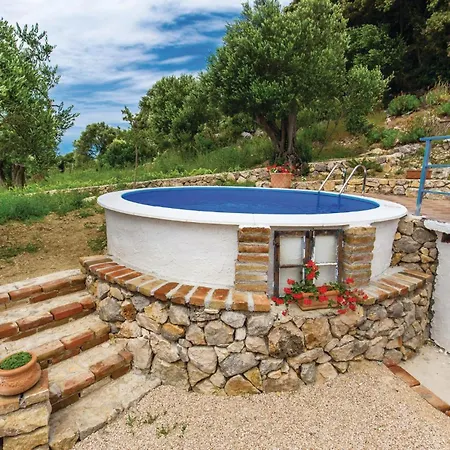 2 Bedroom Awesome Home In Supetarska Draga Holiday home Supetarska Draga