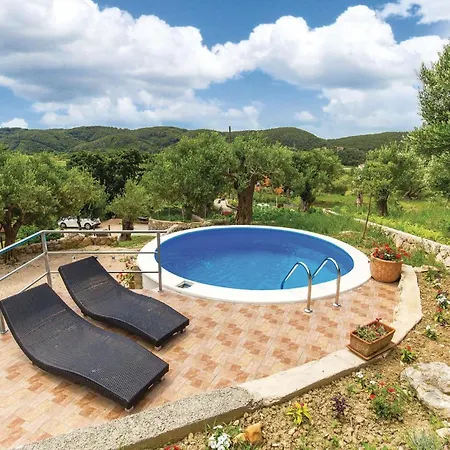 2 Bedroom Awesome Home In Supetarska Draga Holiday home