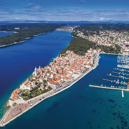 Amazing Home In Supetarska Draga Holiday home *