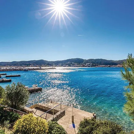 2 Bedroom Awesome In Casa vacanze Supetarska Draga